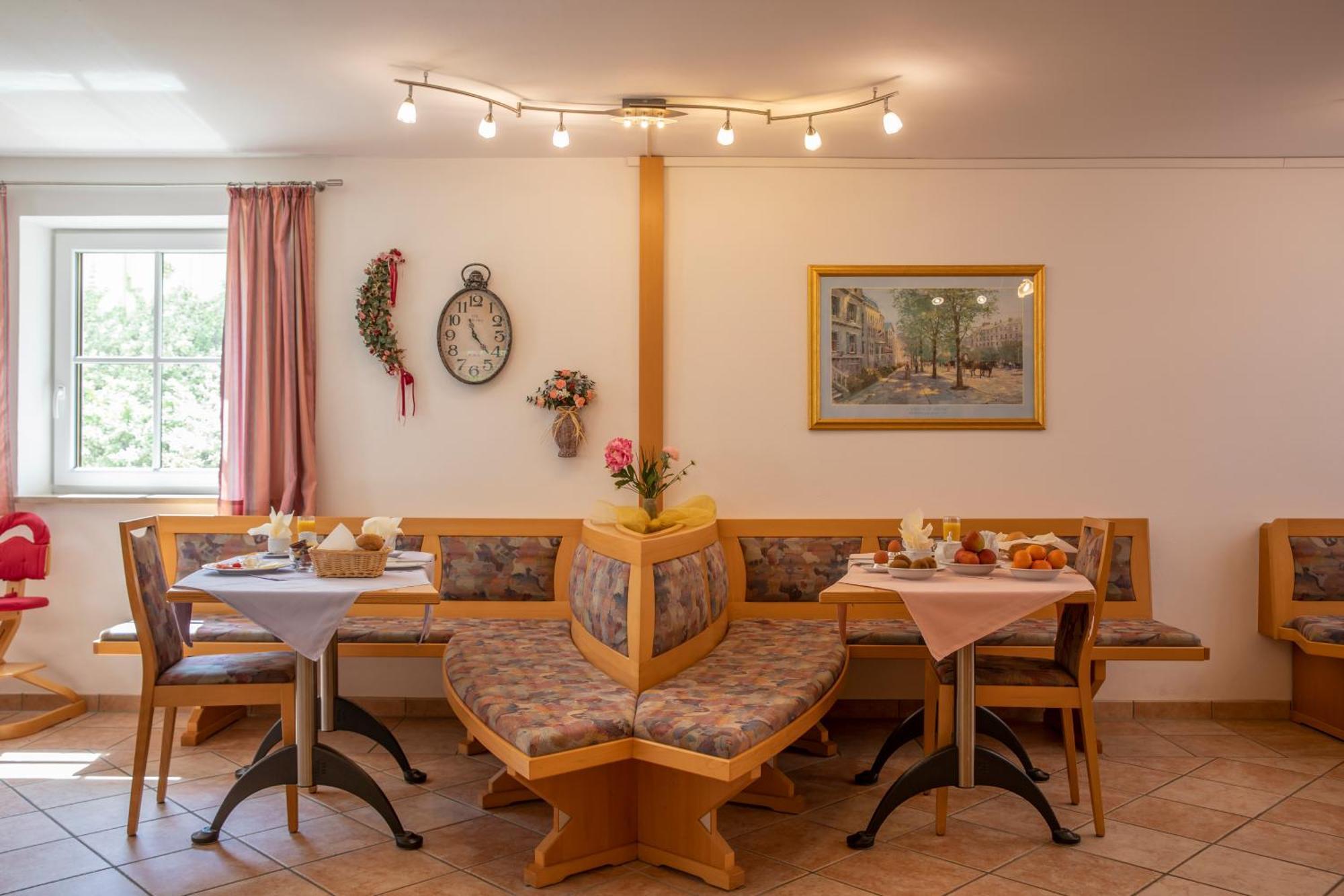 Pension Demmel, Bed & Breakfast บรุคมุห์ล ภายนอก รูปภาพ